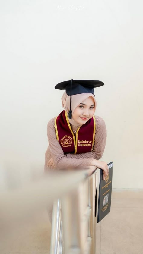 Preconvo Idea, Graduate Pose Ideas, Graduation Outdoor Photoshoot, Kebaya Wisuda Simple, Outdoor Graduation Photoshoot Ideas, Graduation Poses Ideas, Convocation Photoshoot, Foto Graduation, Graduation Pose Ideas