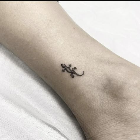 Mini Gecko Tattoo, Tattoo Ideas Small Ankle, Lizard Wrist Tattoo, Small Salamander Tattoo, Tattoo Ideas Aesthetic Simple, Tiny Gecko Tattoo, Mini Lizard Tattoo, Gold Dust Day Gecko Tattoo, Small Lizard Tattoos For Women