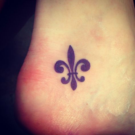 Fleur de lis ankle/heel tattoo on the inner left foot. Done by Skitch at Hell or High Water Tattoo in New Orleans, Louisiana. Heel Tattoo, Lis Tattoo, Heel Tattoos, Tattoo Sites, Tattoo Foot, Finger Tattoo For Women, Foot Tattoos For Women, Geniale Tattoos, Tattoo Bracelet