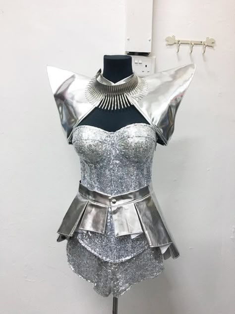 Diy Alien Costume, Elegant Outfit Dress, Futuristic Fashion Women, Retro Future Fashion, Futuristic Dress, Futuristic Outfits, Futuristic Costume, Dress To Impress Outfits, Vip Dress