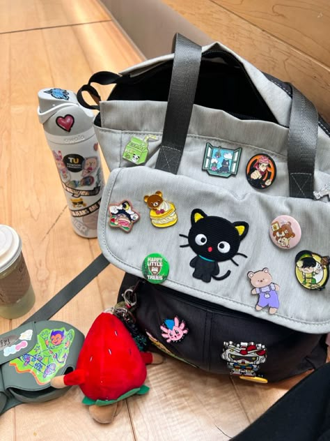 Backpack Decoration Accessories, Decorated Backpack Aesthetic, Bagpack Outfit Style, Bookbag Ideas, Backpack Aesthetic Y2k, Y2k Style School Backpack Bags, Alt Schoolbag, Stationary Bag, Backpack Ideas