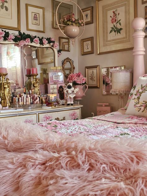 Coquette Vintage Room, Bridgerton Inspired Bedroom, Dolly Bedroom, Regal Room, Whimsical Bedroom Ideas, Victorian Style Bedroom, 80s Room Aesthetic, Coquette Bedroom, Cute Bedroom