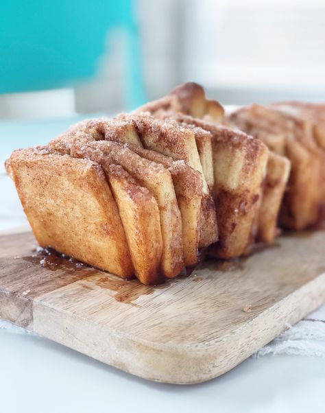 Make the dough for this Cinnamon Sugar Pull-Apart Bread with your bread machine.  So easy, and delicious!  Sweet, gooey and full of cinnamon sugar deliciousness! Cinnamon Sugar Pull Apart Bread, Pull Apart Breads, Cinnamon Pull Apart Bread, Dessert Biscuits, Easter Brunch Ideas, Breakfast Bakes, Apple Desserts Easy, Apple Coffee Cakes, Cinnamon Rolls Easy