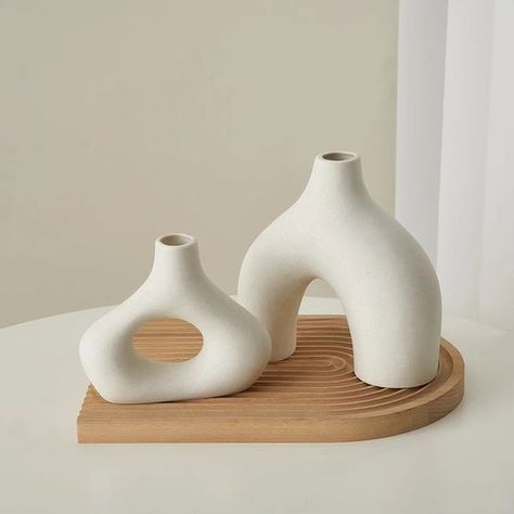 DESCRIPTION : Apportez une touche d'élégance et de modernité à votre intérieur avec cet ensemble de vases décoratifs en céramique. Parfaits pour sublimer n'importe quelle pièce de votre maison, ces vases aux formes innovantes et sculpturales captiveront tous les regards. CARACTÉRISTIQUES : ◾ Matériau : Céramique et porcelaine◾ Couleur : Blanc◾ Style : contemporain, minimaliste◾ Parfait pour les fleurs séchées, branches décoratives ou comme objets de décoration seuls. Deco Vase, Vase Decoration, Deco Salon, Vases Decor, Home Interior Design, House Interior, Jordan, Vase, Interior Design