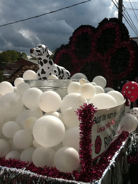 Pet parade float Southington CT Apple Harvest Parade 2012 Wagging Tails Pet Sitting & Mobile Grooming Service Parade theme: "Ripe with possibilities" Parade Float Diy, Parade Float Ideas, Pet Grooming Shop, Mobile Grooming, Pet Daycare, Pet Grooming Business, Christmas Parade Floats, Dog Parade, Pet Parade