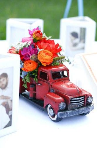 What a cool table decoration-  Old truck/toy filled with vibrant flowers! Car Themed Wedding, Car Centerpieces, Vintage Car Decor, Old Red Truck, Red Truck Decor, Diy Frühling, Rockabilly Wedding, Truck Decor, Vintage Truck