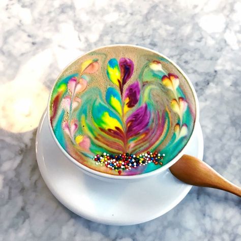 Wow, the Colors of the Rainbows Latte Art. 😉❤💛💚💙🌈☕ Coffee Artwork, Coffee Latte Art, Rainbow Coffee, Food Art Photography, Cream For Dry Skin, Coffee Ice Cream, Cafe Latte, Coffee Decor, Coffee Photography