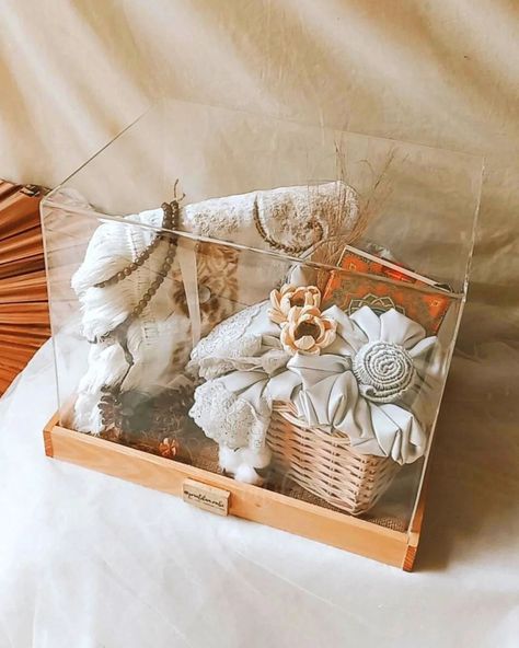 seseraha alat solat + al quran simple rustic Hantaran Pernikahan Aesthetic, Seserahan Alat Sholat, Hantaran Aesthetic, Engagement Box Ideas, Hantaran Rustic, Seserahan Rustic, Hampers Ramadhan, Nikkah Gifts, Box Hantaran