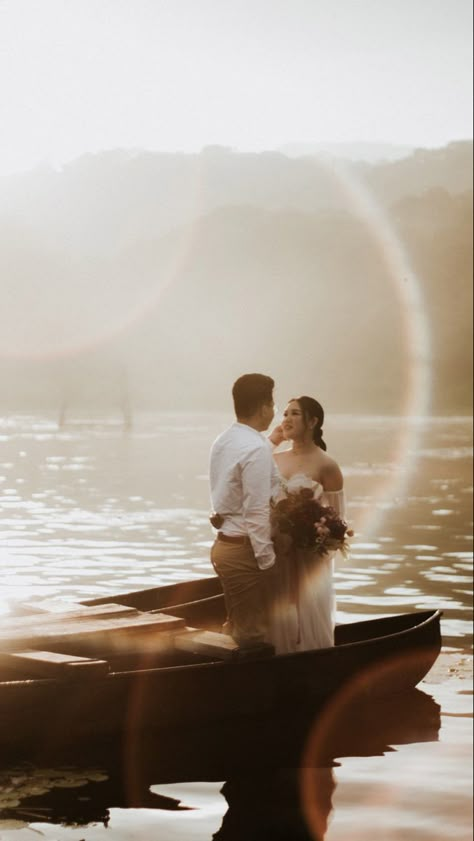 Nature Prewedding Photoshoot, Aesthetic Prewedding Photography, Prewedding Ideas Outdoor Casual, Pre Wedding Shoot Ideas On Boat, Lake Prewedding Photoshoot, Pose Prewedding Outdoor, Lake Side Pre Wedding Shoot, Pre Wedding Photoshoot Outdoor Beach, Pre Wedding Photoshoot Waterfall