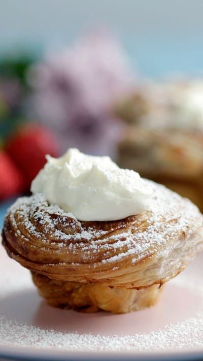 Recipe with video instructions: Hop on the cruffin trend - they're easier than you think! Ingredients: For the cruffins:, 1 cup bread flour, 1 cup all-purpose flour, 1 1/2 teaspoons instant dry... Apple Cruffins, Strawberry And Cream Cruffins, Strawberry Cruffins, Cruffin Recipe, Strawberry Butter, Sweet Roll, Bread Rolls, Quick Bread, Strawberries And Cream