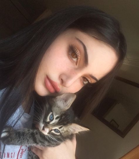 hely on Instagram: “women and cats will do as they please” Desired Face, Beauty Shots, Baddie Makeup, Aesthetic Women, Instagram Photo Inspiration, Dream Hair, Cute Makeup, Beautiful Eyes, Pretty Face