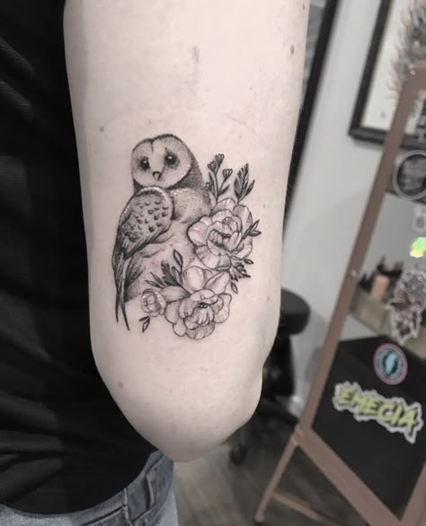 Owl With Flowers Tattoo, Hedwig Tattoo, Baby Owl Tattoos, Feather Tattoo Meaning, Thumb Tattoos, Horse Tattoo Design, Turtle Tattoo Designs, Animal Tattoo Ideas, Cool Wrist Tattoos