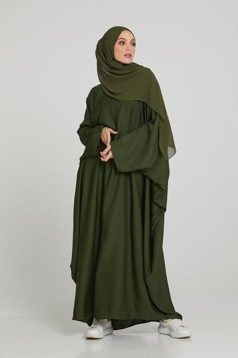 Green dress / fashion abayas Abaya For University, Umrah Outfit For Women, Dresses For Women Church, Umrah Outfit, Umroh Outfit, Islamic Clothing Women, Batwing Abaya, Abaya Outfits, Kaftan Dresses For Women