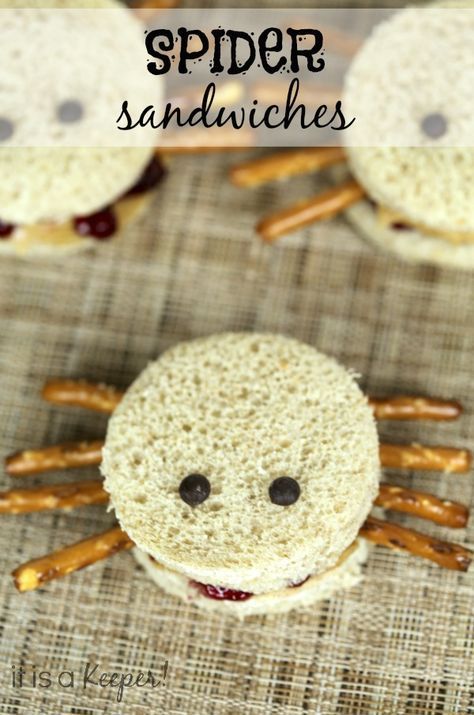 These easy spider sandwiches are a fun Halloween snack or treat idea Halloween Spider Sandwiches, Spider Man Sandwich, Lucas The Spider Party, Spiderman Snacks, Spider Sandwiches, Halloween Brunch, Halloween Sandwiches, Fun Halloween Snacks, Halloween Themed Snacks