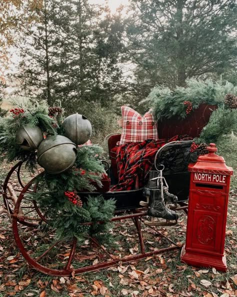 Christmas Sleigh Decorations, Christmas In Heaven, Front Porch Christmas Decor Ideas, Cabin Christmas, Christmas Farm, Porch Christmas Decor Ideas, Porch Christmas Decor, Front Porch Christmas, Christmas Decor Ideas Diy