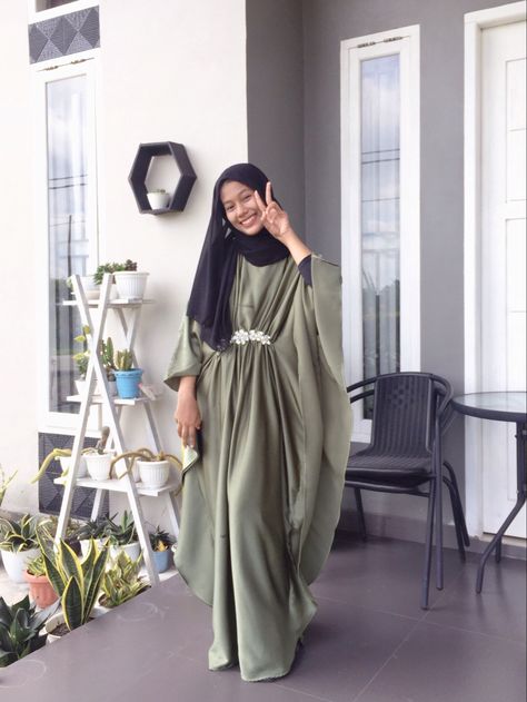 Hijab With Kaftan, Kaftan Lebaran Hijab, Kaftan Dress Modern Hijab, Kaftan Dress Modern, Tutorial Hijab Modern, Kaftan Lebaran, Kaftan Hijab, Ootd Lebaran, Bella Square