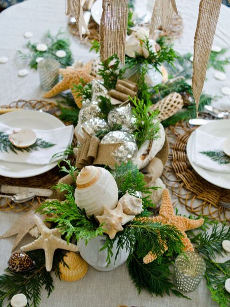 Lovely coastal themed Christmas table. Beach Tablescapes, Coastal Centerpiece Ideas, Ariel Bedroom, Tropical Dishes, Decor Marin, Coastal Christmas Tree, Christmas Beach, Coastal Christmas Decor, Tafel Decor