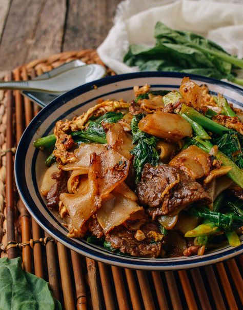 Pad See Ew (Thai Rice Noodles) - The Woks of Life Pan Fried Noodles, Thai Rice Noodles, Pad See Ew, Thai Rice, Plats Healthy, Drunken Noodles, Thai Street Food, Slim Fast, Smitten Kitchen