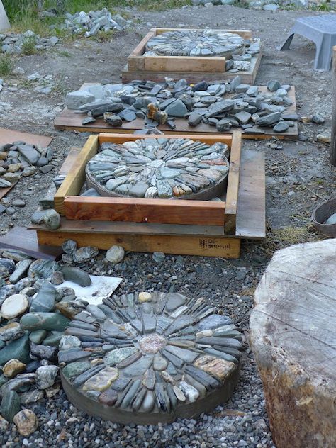 Jeffrey Bale's World of Gardens: Building a Pebble Mosaic Stepping Stone Diy Walkways, Mosaic Walkway, Mosaic Stepping Stone, Hantverk Diy, Backyard Walkway, Stepping Stones Diy, Mosaic Stepping Stones, Outdoor Path, Tiny Garden