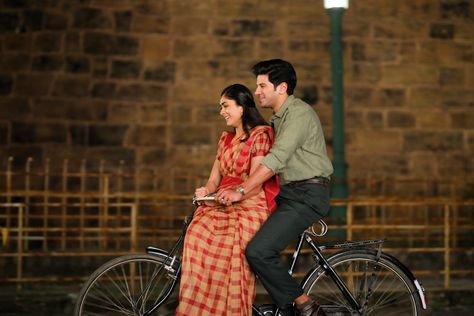 Movie Template, Sita Ramam, Dulquer Salmaan, Mrunal Thakur, Romantic Couple Images, Movie Pic, Rashmika Mandanna, Bollywood Couples, Film Images