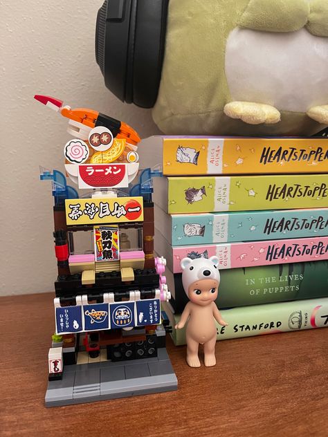 #lego #sonny #sonnyangels #bookshelf #heartstopper #decor #desk #desktop #sushi #ramen #toy Heartstopper Decor, Ramen And Sushi, Decor Desk, Lego Sets, Puppets, Bookshelves, Ramen, Vikings, Lego