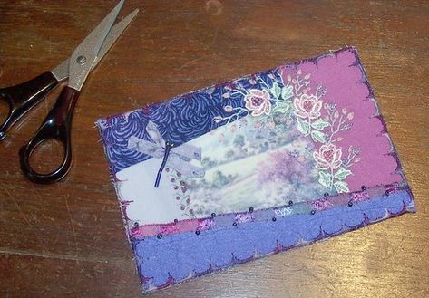 Quilted Postcards, Shabby Chic Quilts, Free Crafts, Scrap Fabric Crafts, Fabric Postcards, Fabric Cards, Fibre And Fabric, Fabric Journals, Crazy Quilt