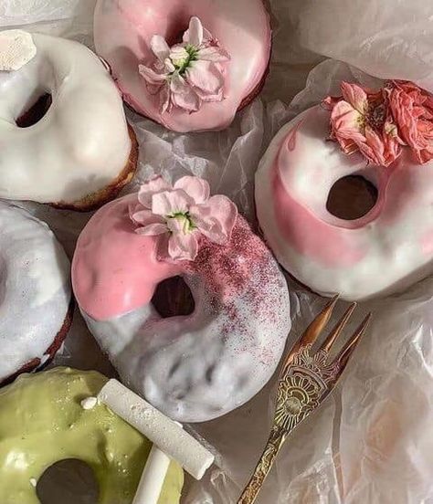 Donut Aesthetic, Pink Donuts, Food O, Brunch Party, Cute Desserts, Instagram Food, Cake Decorating Techniques, Food Stuff, Cafe Food