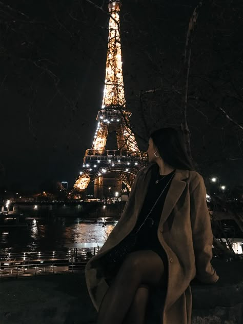 Eiffel Tower At Night Outfit, Paris Eiffel Tower Photo Ideas, Girl In Paris Aesthetic, Eiffel Tower Poses, Paris Night Outfit, Paris Night Aesthetic, Paris Picture Ideas, Paris Aesthetic Night, Paris Girl Aesthetic