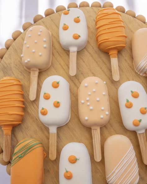 Aesthetic Cake Pop Ideas, Cake Pops Ideas Decorating Cute, Fall Themed Baked Treats, Clementine Cake Pops, Fall Themed Cakesicles, Halloween Cake Cicles, Red And White Cakesicles, Cakepop Thanksgiving, Cake Pop Fall Ideas