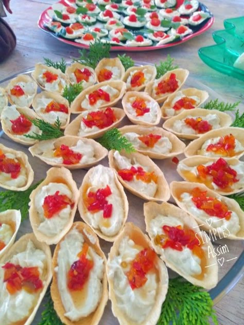 Essas Barquetes de gorgonzola com geleia de pimentão foram um dos aperitivos da ceia de Natal. Quando chega essa época de festas fico pesquisando sugestões de comidas para fazer uma ceia mais criativa. Gosto de novidades. Uma das minhas manias é... Best Christmas Dinner Recipes, Grazing Food, Fresh Appetizers, Food Display Table, Christmas Food Dinner, Food Table, Buffet Food, Cooking Art, Finger Foods