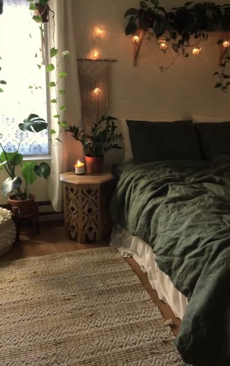 Earthy Bedroom, Redecorate Bedroom, Cozy Room Decor, Apartment Decor Inspiration, Dream Room Inspiration, Room Makeover Bedroom, Green Rooms, Bedroom Green, Room Makeover Inspiration