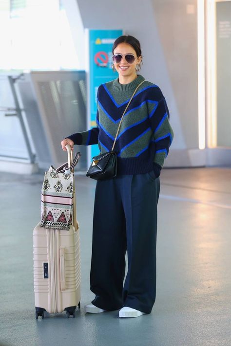 Sneakers Looks, Mode Ootd, Jessica Alba, Looks Chic, Mode Inspo, Airport Outfit, Look Casual, Fashion Mode, Spring Outfits Casual