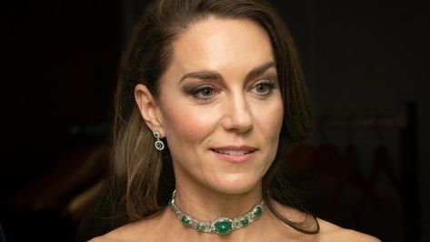 23 of the Most Expensive Pieces of Jewelry From the British Royal Family English Crown Jewels, Most Expensive Jewelry In The World, Vintage Royal Jewelry, Royal Jewelry British, Victorian Diamond Jewellery, Romanov Jewels, Queen Elizabeth Jewels, Kate Middleton Jewelry, Royal Family Jewels