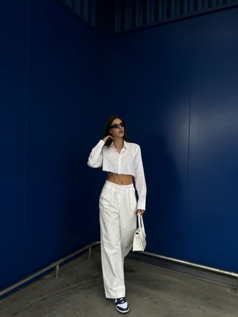 Cropped Polo Shirt Outfit, Crop Polo Outfit, White Polo Outfit Women, White Polo Outfit, Cropped White Shirt, Outfit Basic, Cropped Polo Shirt, White Pants Outfit, Polo Shirt Outfits