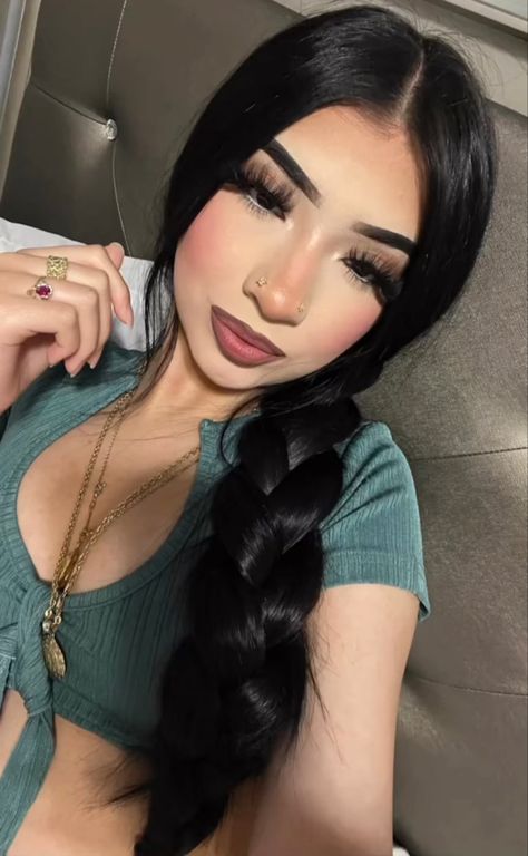 Makeup Inspo Latina, Copy N Paste Latina Hairstyles, Makeup Copy And Paste Latina, Latin Makeup Looks, Hairstyles Mexican Girl, Baddie Hair Dye Ideas, Latina Bun Hairstyle, Hair Styles For Latinas, Hispanic Girl Makeup