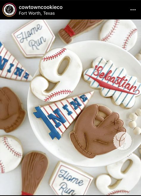 Baseball Cupcake Cakes, Baseball Cookies, Baseball Theme Birthday, Cookie Decorating Icing, Royal Iced Cookies, Sugar Cookie Royal Icing, Graduation Cookies, Cookie Time, Baseball Birthday