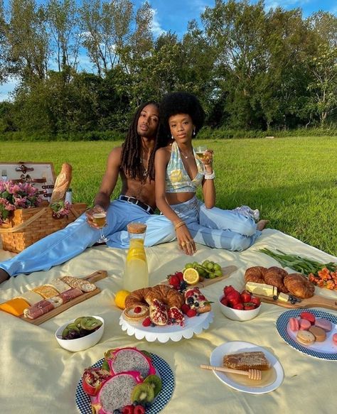 Picnic Date Food, Picnic Photography, Picnic Inspiration, Picnic Essentials, Brand Shoot, Black Couple, Picnic Date, Fashion Photography Inspiration, Fair Food Recipes