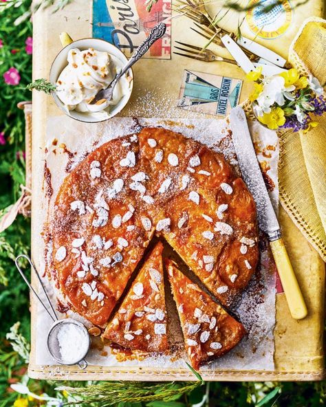 Upside-down apricot cake with amaretto mascarpone cream Chocolate Apricot Cake, Colourful Recipes, Apricot Nectar Cake Recipes, Apricot Bundt Cake, Apricot Cake Recipe, Almond And Apricot Cake, Banana Chocolate Recipes, College Plan, Summer Cake Recipes