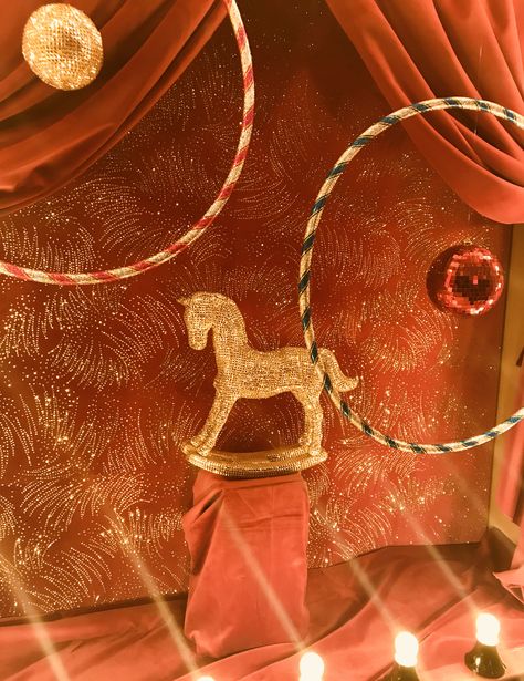 Vitrine Circus @casinolelyonvert St Sylvestre 2017 Circus Interior, Circus Christmas, Christmas Circus, Vintage Carnival, Clown Costume, Big Top, Vintage Circus, Work Ideas, Xmas Decorations