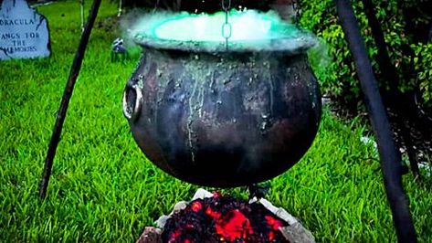 Make A Bubbling Witch’s Cauldron For Halloween | DIY Joy Projects and Crafts Ideas Cauldron With Bubbles, Cauldron Decoration Ideas, Halloween Yard Props, Halloween Cauldron, Bubbling Cauldron, Witch's Cauldron, Witchs Cauldron, Halloween Lawn, Halloween Props Diy