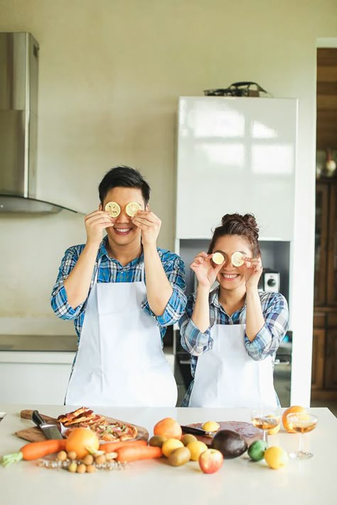 Baking Couples Photoshoot, Kitchen Prenup Shoot, Dessert Prewedding Photoshoot, Couple Cooking Photography, Pre Wedding Shoot In Cafe, Prewed Casual, Prenup Photos Ideas, Pose Prewedding, Prenuptial Photoshoot