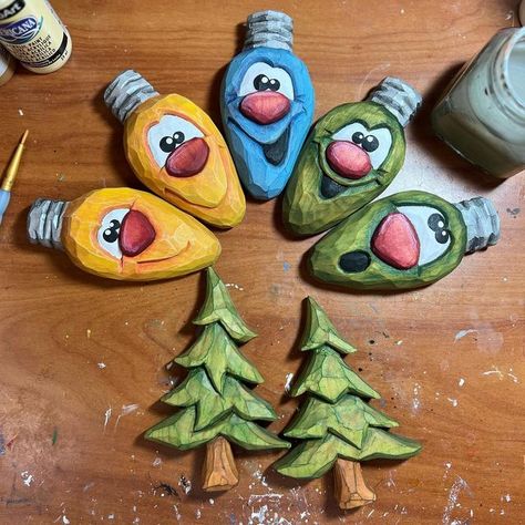 Carved Christmas Tree Ornaments, Natural Wood Christmas Ornaments, Wood Carved Christmas Tree, Christmas Wood Crafts Sculptures & Statues, Wood Carving Ornaments, Christmas Wood Carving Ideas, Wood Carved Ornaments, Christmas Carving Ideas, Hand Carved Christmas Ornaments