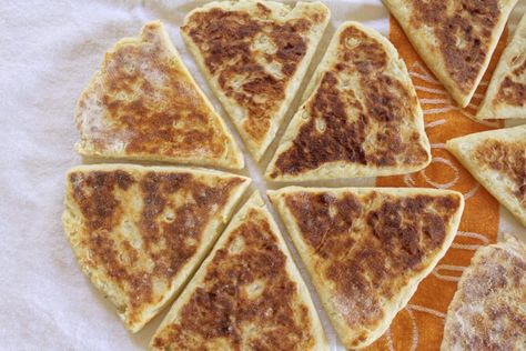 Potato scones Yule Bread, Scones Recipe Uk, Tea Scones Recipe, Full Scottish Breakfast, Potato Scones, Afternoon Tea Scones, Tattie Scones, British Scones, British Breakfast