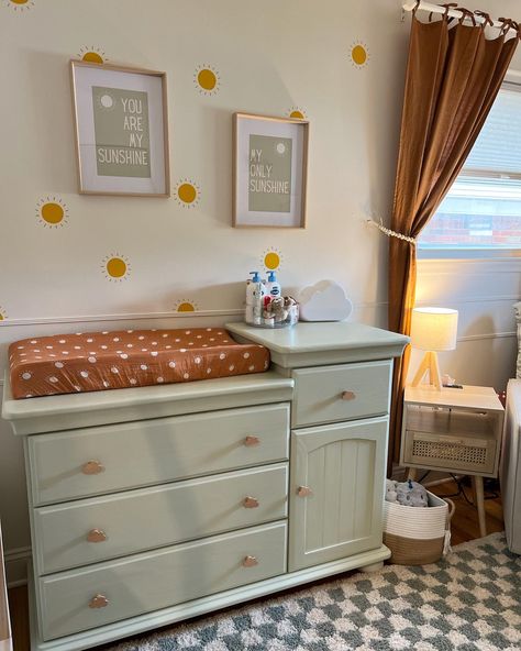 Cozy sunshine nursery Disney Inspired Nursery, Sunshine Nursery, Nursery Room Furniture, Healthy Pregnancy Tips, Yellow Room, Nursery Organization, Nursery Storage, Themed Nursery, Project Nursery