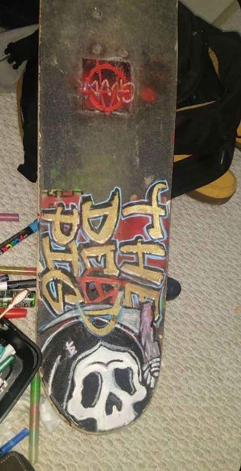 Graffiti On Skateboard, Skateboard Ideas Design, Drawing On Skateboard, Skateboard Art Design Ideas, Cool Skateboard Decks, Painting Skateboards, Skateboard Design Ideas, Skateboard Ideas, Skateboard Graffiti