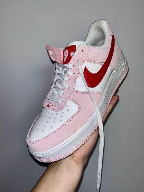 Nike Love Letter Af1, Valintens Nike, Valentines Airforce, Pink Airforce, Pink Air Forces, Nike Dunk Low Off White, Air Force Women, Pink Nike Shoes, Nike Airforce 1