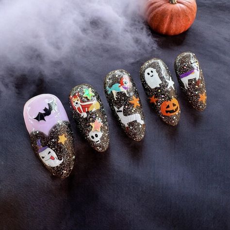 SPOOKY SPARKLE from our Halloween Collection 🍁🖤 #nailart #nailwithes #spookyseason #spookyseason👻 #spookyseason🎃 #spookynails #spookynailart #halloweennails #halloween2024 #pressonnails #handmadenails #luxurynails #nailartist #nails2inspire #tiktoknails #nailsdesign #naildesignsideas #viralnails #naillovers #glitternails💅 #glitternails #blacknails🖤 #gelxnails #gelxinspo #apresgelx #apresgelxnails Nails Halloween Black, Halloween Aquarium Nails, Nails Spooky, Glitter Press On Nails, Floating Ghosts, Nails Halloween, Party Nails, Halloween Black, Luxury Nails