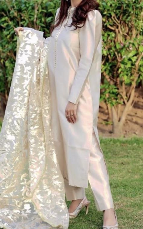 Dupatta On White Suit, White Eid Dress, White Suit Ideas, Latest Dress Design, Pakistani Fashion Casual, Stylish Short Dresses, Pakistani Dresses Casual, Pakistani Fashion Party Wear, Pakistani Fancy Dresses