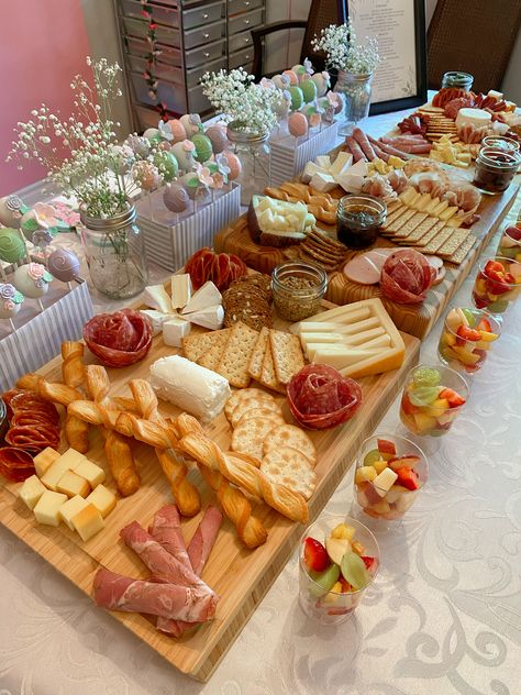 Charcuterie, fruit salad cups, and floral cake pops for a Princess Party snack table Fairytale Snacks, Princess Party Food Table, Tea Party Charcuterie Board, Princess Party Snacks, Fruit Salad Cups, Floral Cake Pops, Princess Birthday Party Food, Charcuterie Fruit, Party Snack Table