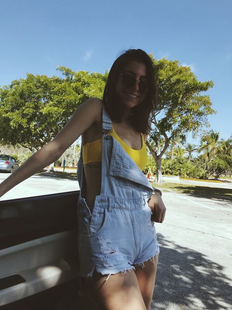 Jean Shorts Overalls Outfit, Dungarees Outfit Shorts, Overall Shorts Outfit Summer, Black Short Overalls Outfit, Boracay Outfit, Short Overalls Outfit, Overalls Outfit Short, Overalls Outfit Summer, Black Short Overalls